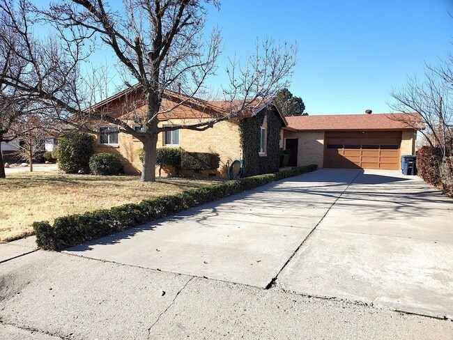 Building Photo - Updated 3 bed 2 bath near UPTOWN! Don't Mi...