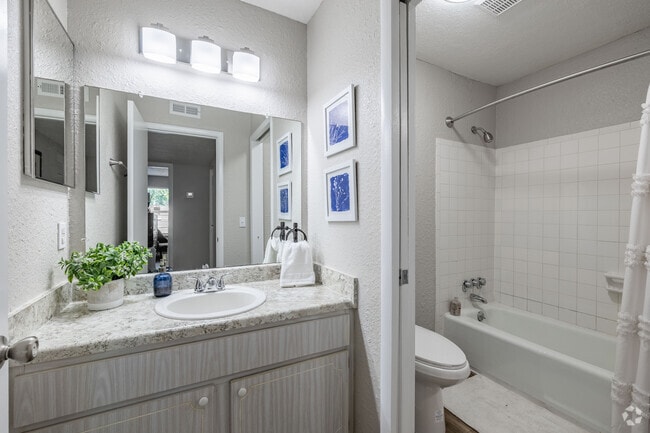 2BR, 1BA - 941SF - Bathroom - Royal Arms of Bowling Green