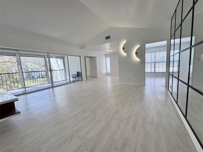 Photo - 6237 Old Court Rd Unidad 204