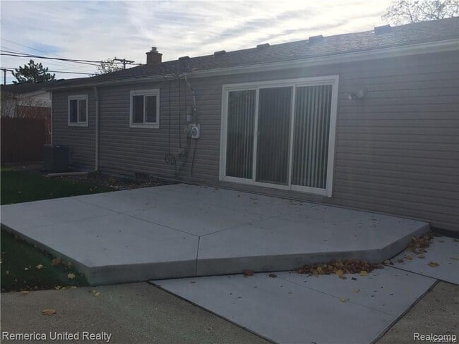 Photo - 37944 Lyndon St