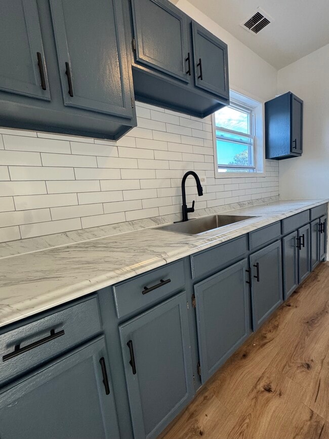 Building Photo - 647 W 48th Pl Unit #2