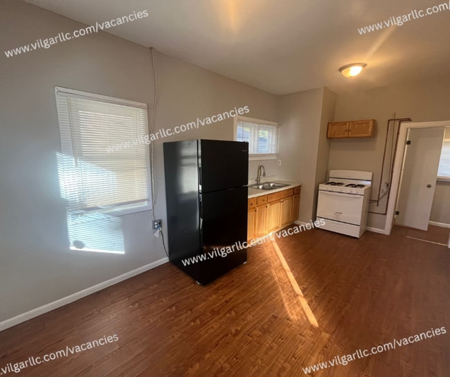 Photo - 133-135 N Lindberg St