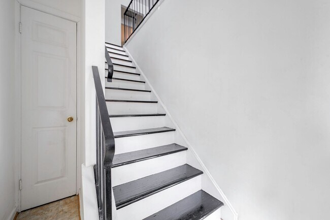 Photo - Great West End Two Bedroom Flat for rent Unit B