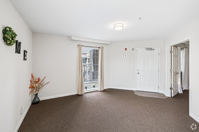 1BR, 1BA - 536SF - Living Room / Dining Room