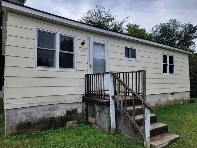 Building Photo - 3 Bedroom 1 Bathroom House