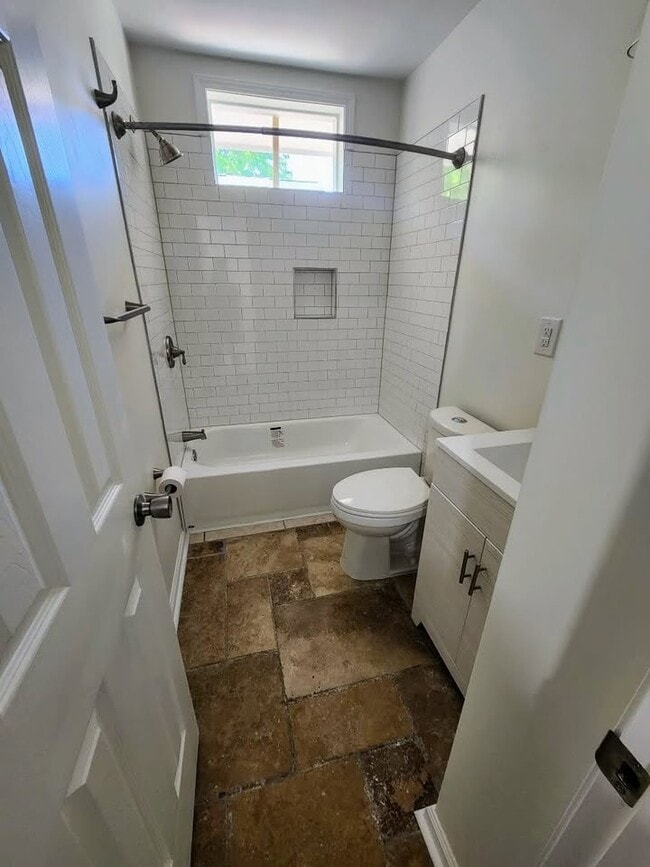 Building Photo - 1013 Rosedale Ave Unit A