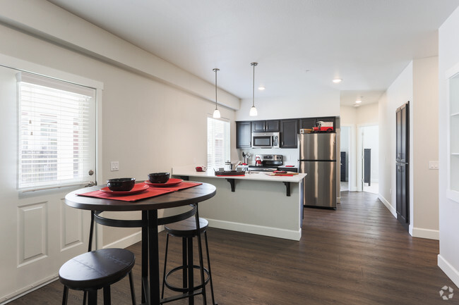 Osprey Dining Room - The Landing at Vancouver Apartments