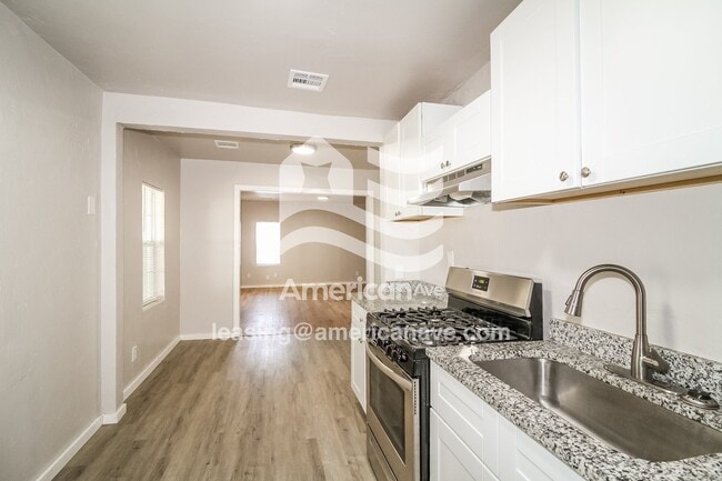 206 W Kittyhawk Dr