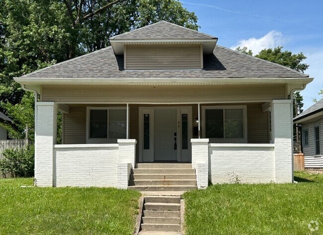Building Photo - Beautiful remodeled home with huge bonus r...