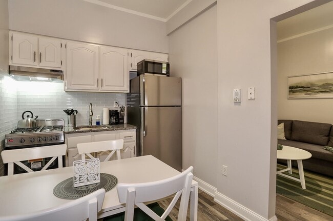 Building Photo - 208 48th St Unit 8 Rental