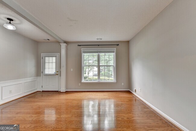Photo - 565 Alstonefield Dr
