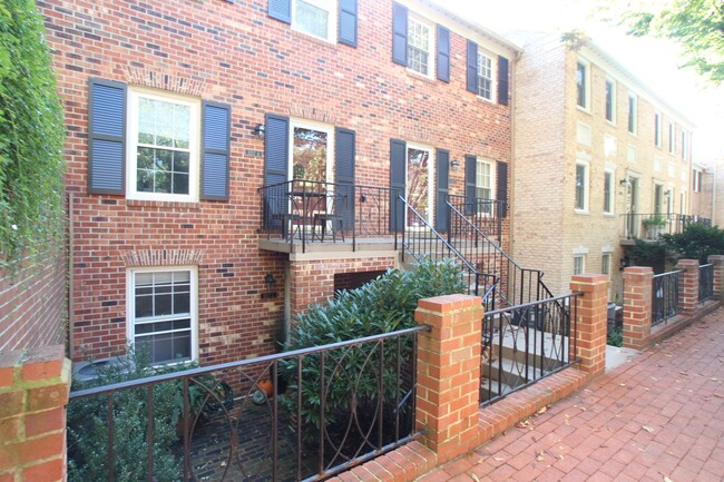 Wesley Heights Spacious 2 bedroom, 2.5 Bat... - Wesley Heights Spacious 2 bedroom, 2.5 Bat... House