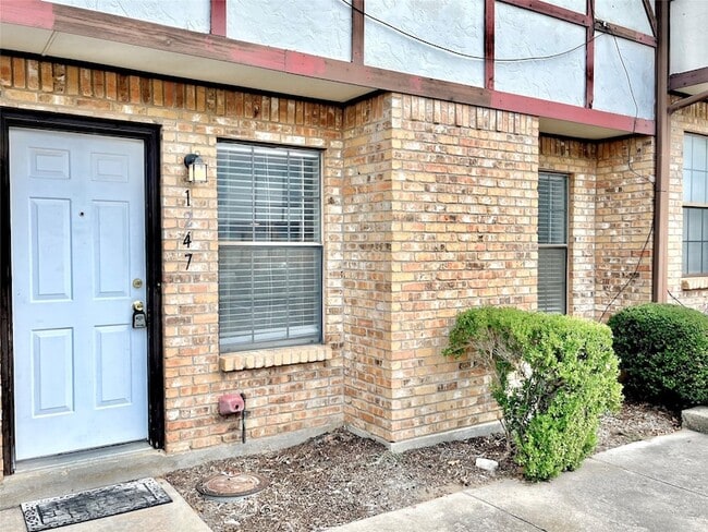 Building Photo - 1247 Dallas Dr Rental