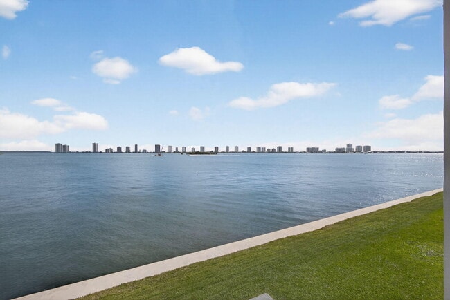 100 Shore Ct Unidad 208