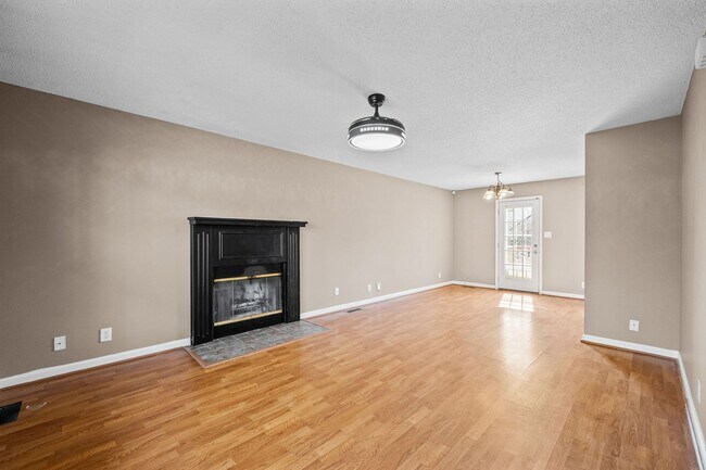 Photo - LARGE FENCED IN YARD!!!