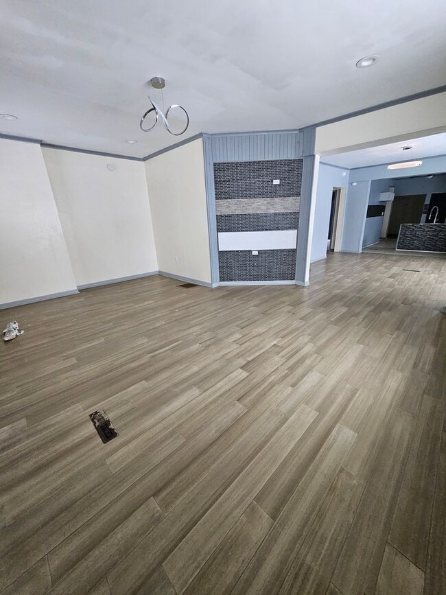 Photo - Lower 3 bedroom east side