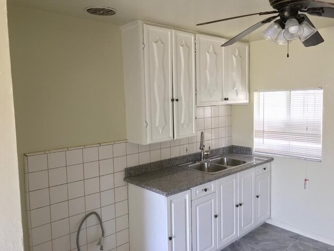 Photo - 1059 W 253rd St Unidad 2