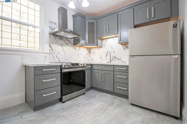 Beautiful 1 BR w/Updated Eat-In-Kitchen, B... - Beautiful 1 BR w/Updated Eat-In-Kitchen, B... House