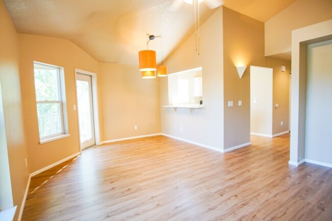 Building Photo - Spacious 2 Bed-2 Bath Flat in SW Portland Ready Mid-April! Unit 245-05