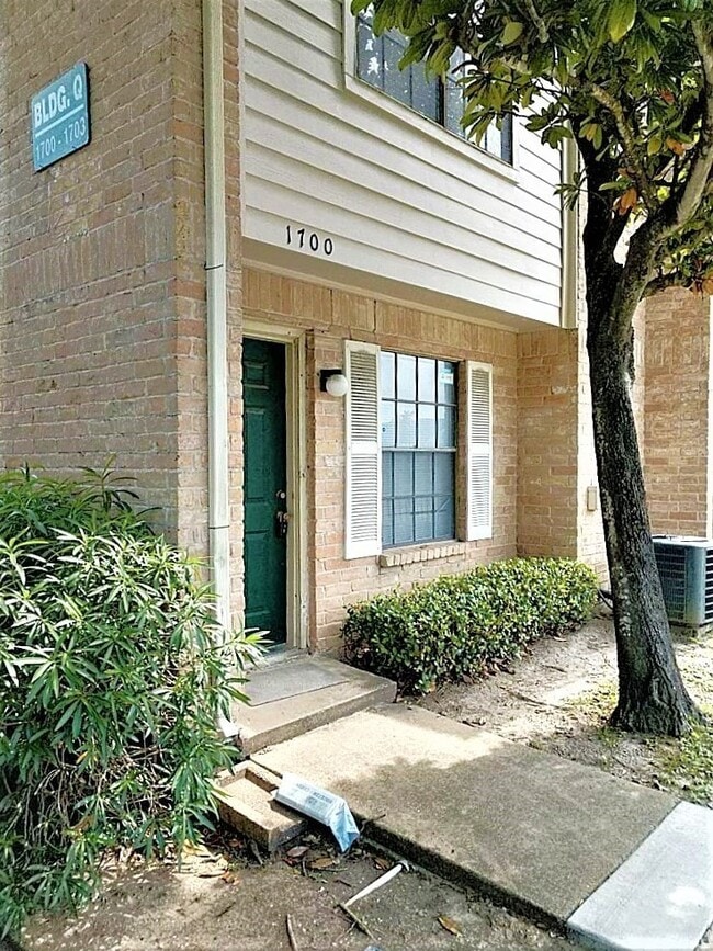 Building Photo - 14600 Fonmeadow Dr Unit 1700 Rental
