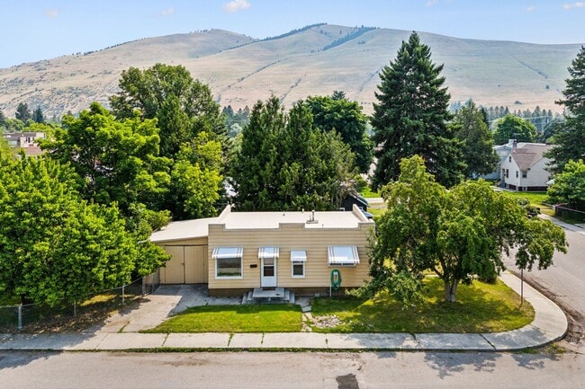 Photo - $2,800 - 4 bed/2 bath House with fenced yard