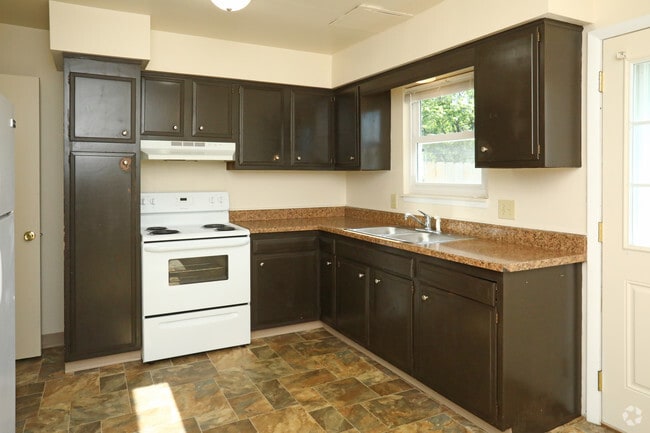 2 BR, 1 BA - 900 SF