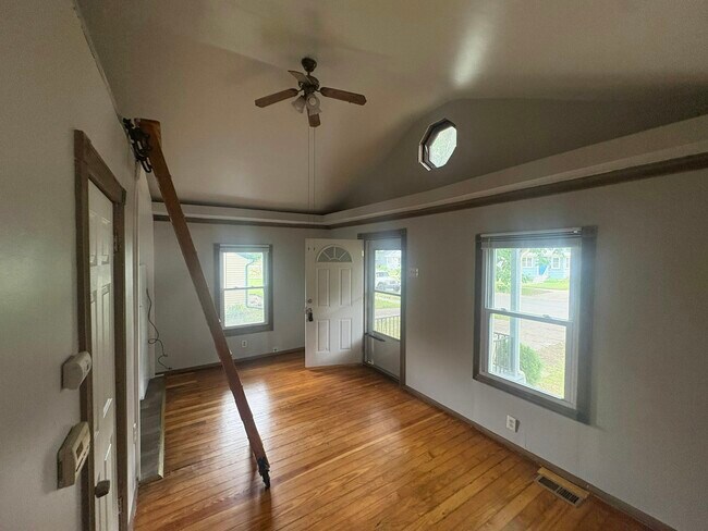 Photo - 525 Stratford Rd