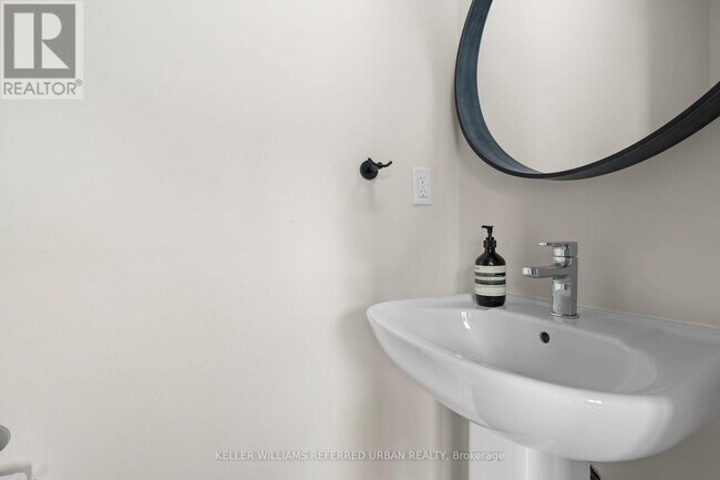 Photo - 713 Lawrence Ave W