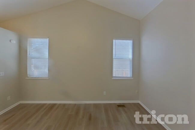 Photo - 565 Winebrook Way