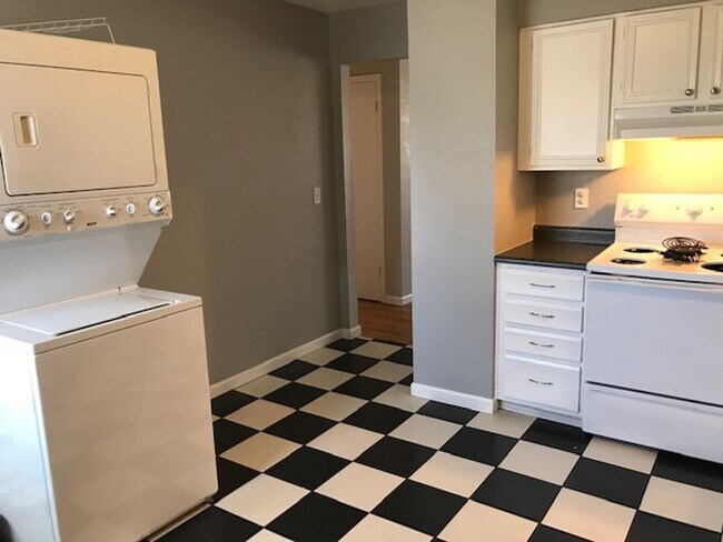 Photo - Bright & Beautiful Top Floor 2-bedroom 1 B... Unit 4720