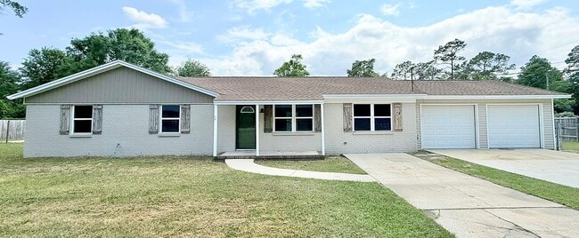 Building Photo - 3-Bedroom Home - Large Yard