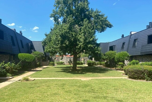 Courtyard - Vines at Eleanor Rental