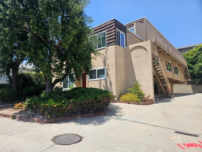 Building Photo - 2 bed 1.5 bath for rent just minutes away from the beach