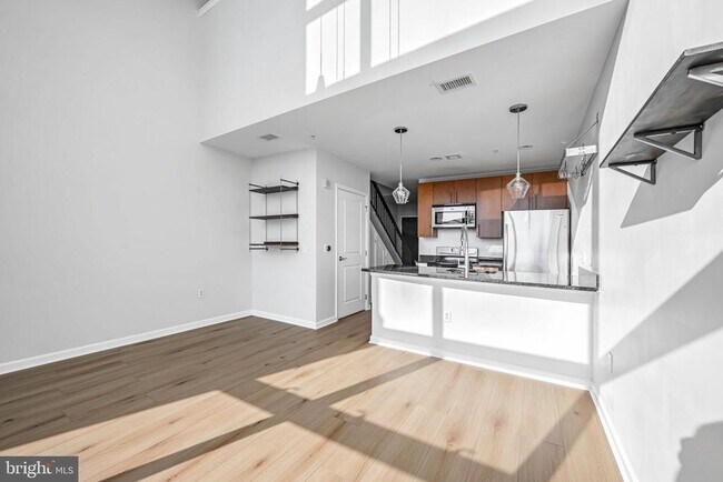 Photo - 444 W Broad St Unidad 619