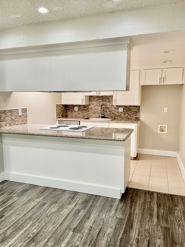 Photo - LARKSPUR 2431-2433 Unidad 2431