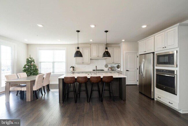 Photo - 700 Quarry Point Rd