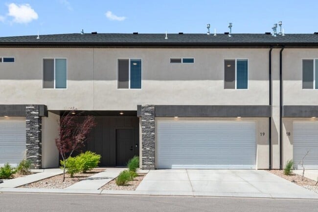 Building Photo - 3 bedroom - 2.5 bathroom Townhome in Cross...