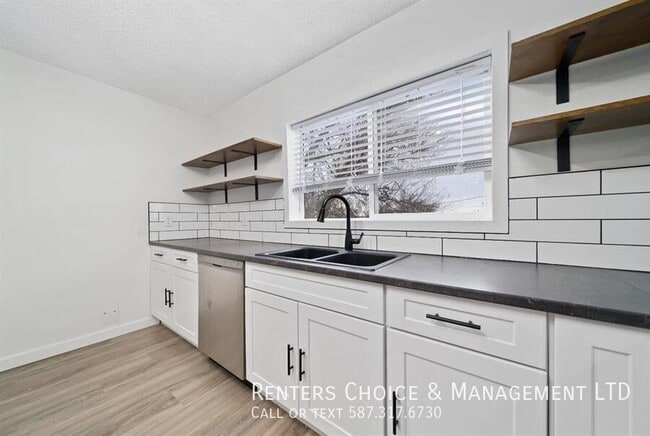 Photo - 3 Bedroom, Assigned Parking, Laundry In Unit