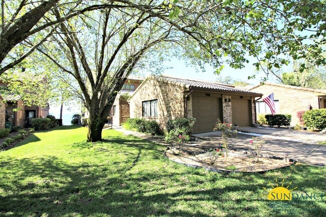 906 Regatta Dr