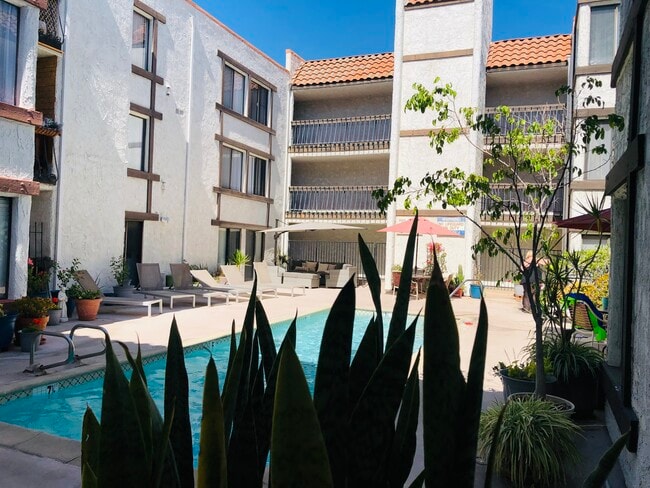 Pool side relaxation - 515 N Jackson St Unidad 112