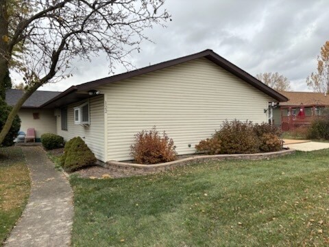 Building Photo - 122 Crescent Ln