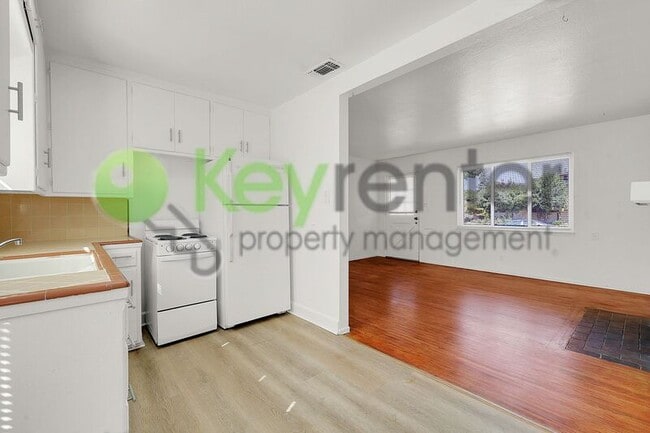 Building Photo - 5121 Da Rosa Dr