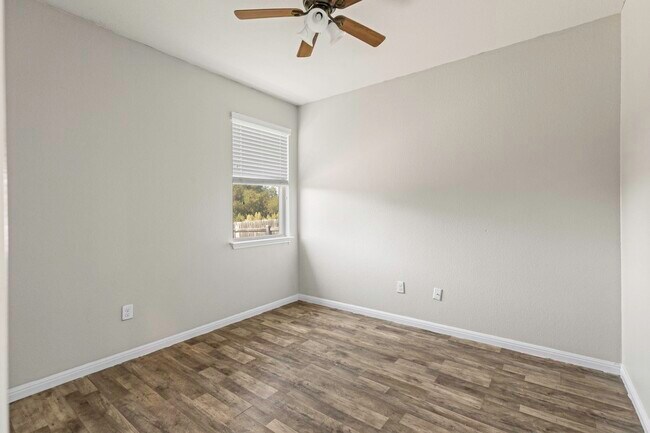 Photo - 253 Eagle Brook Ln