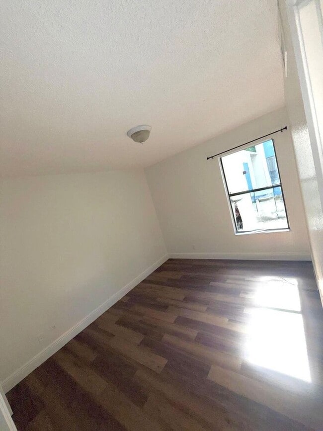 Photo - 1481 Windorah Way Unit b