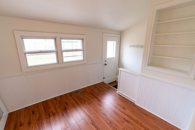 Photo - 2 Bedroom House for Rent in London, Ontario * Chelsea Green with Fenced Yard