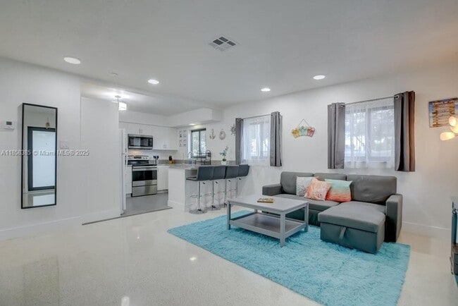 Building Photo - 1700 SW 20th St Unit A Rental