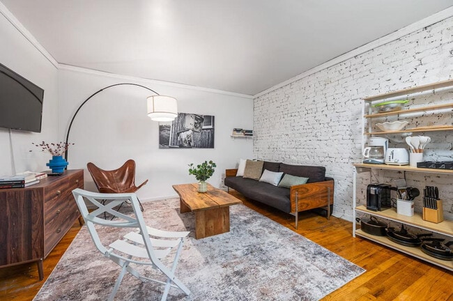 Building Photo - 320 W 30th St