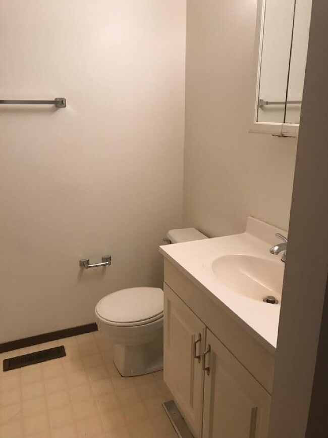 Townhouse bath - Kenyon Court Apartments