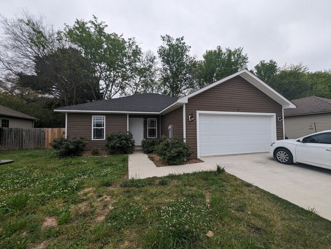 Building Photo - 3 Bedroom/2 Bathroom House • Southside
