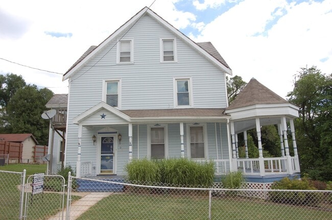 Building Photo - 3 Bedroom Victorian Style House